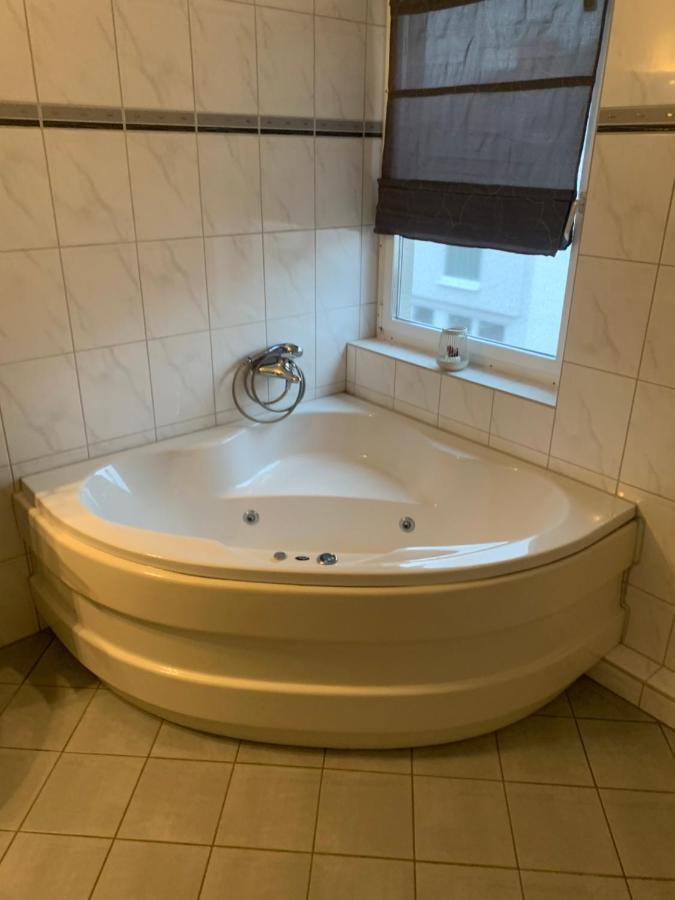 Mainpark Apartment 4 Schlafzimmer Bis Zu 10 Personen Direkt Ueber Aschaffapartment Bei Aschaffenburg Mainaschaff Kültér fotó
